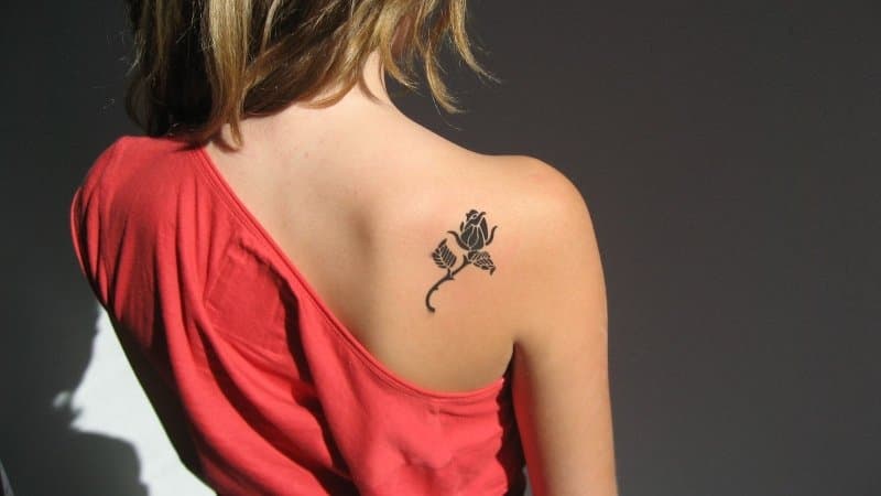 20. Beautiful Back Shoulder Tattoo Looks So Attractive