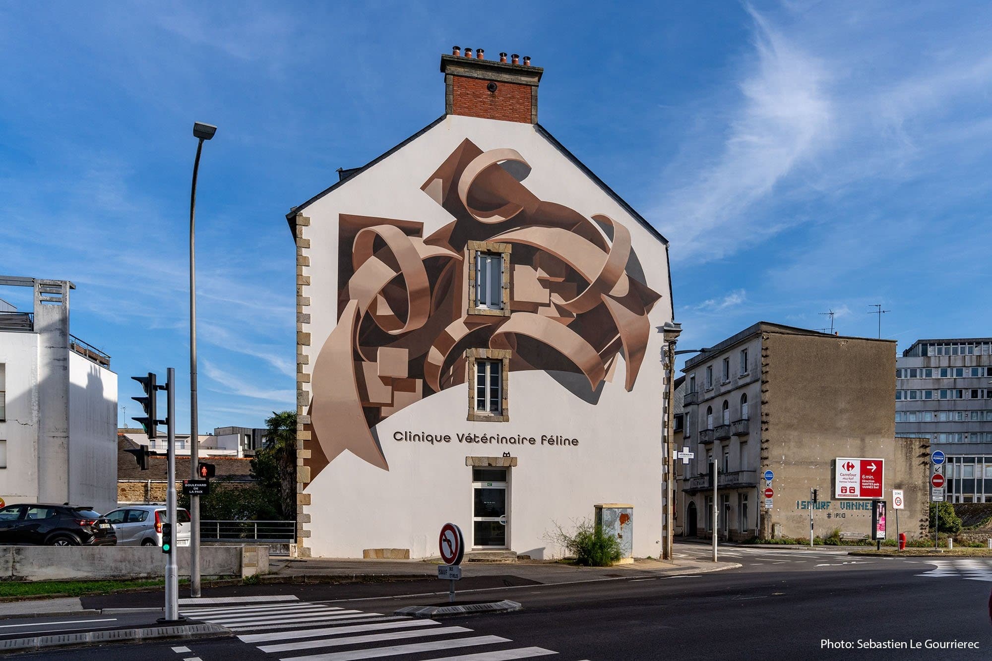 Vannes: Ribbons Around the Windows